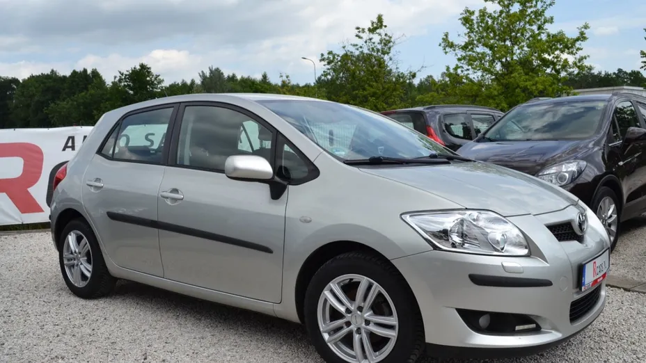 TOYOTA Auris -