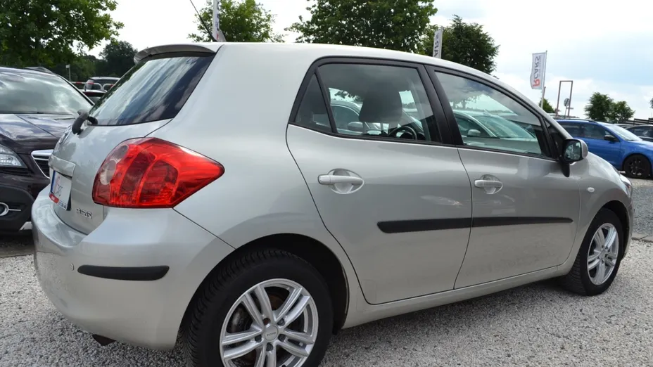 TOYOTA Auris -