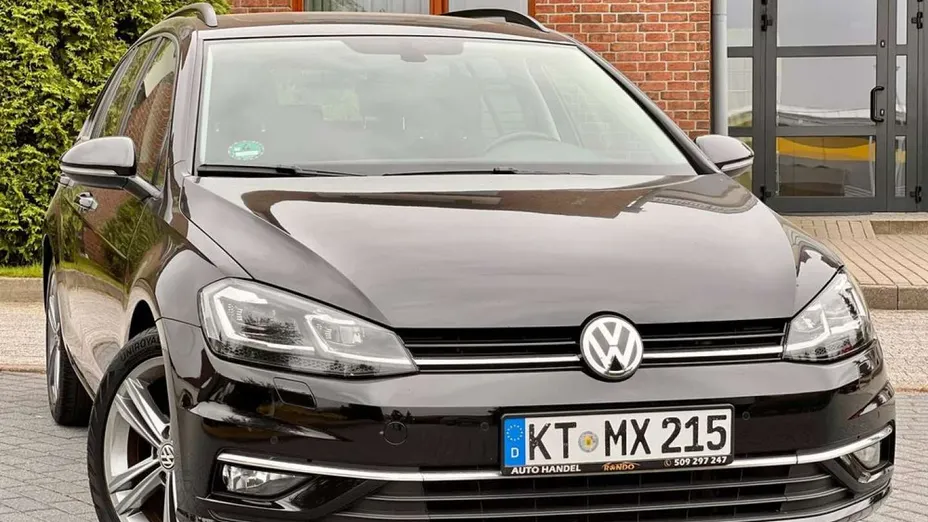 VOLKSWAGEN Golf -