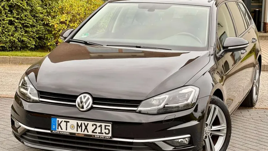 VOLKSWAGEN Golf -