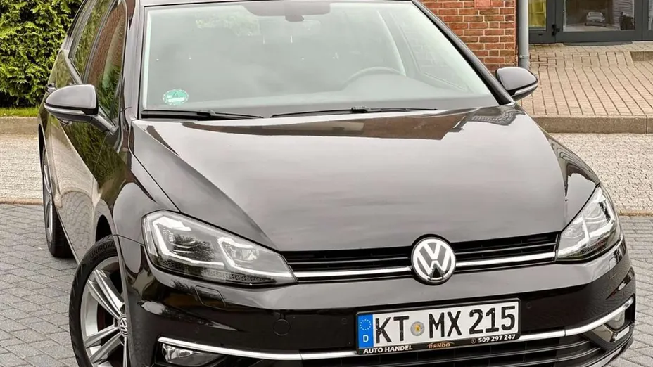 VOLKSWAGEN Golf -