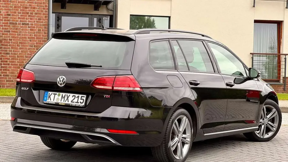 VOLKSWAGEN Golf -