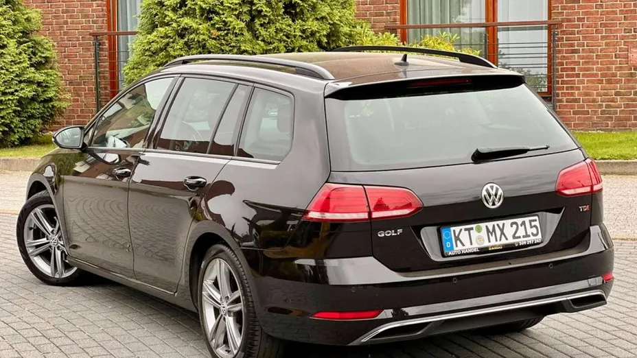 VOLKSWAGEN Golf -