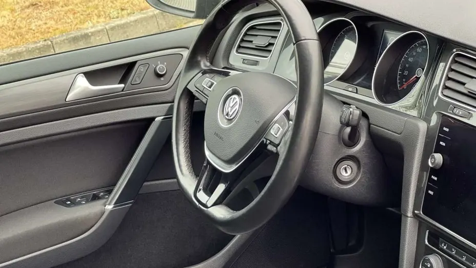 VOLKSWAGEN Golf -