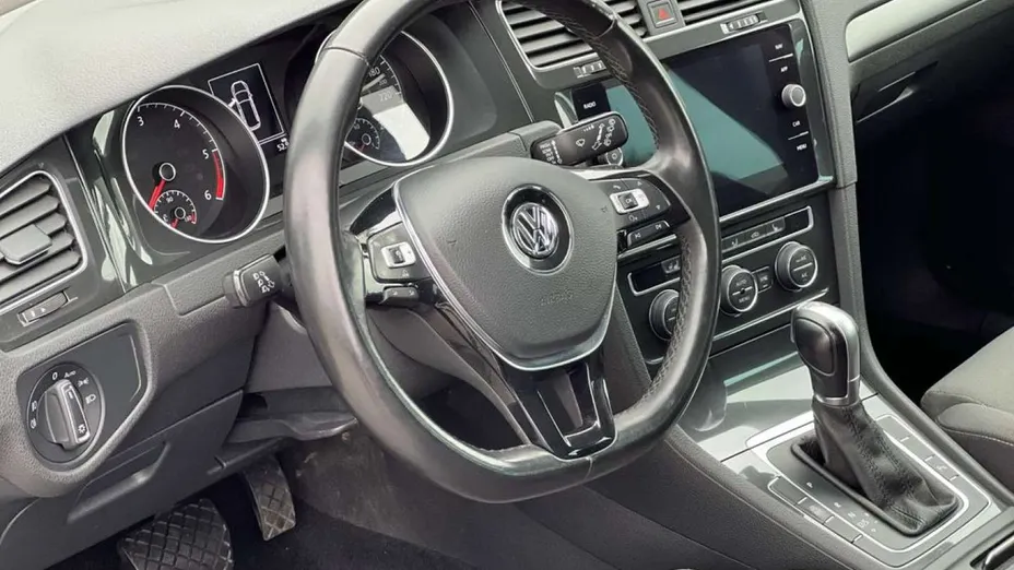 VOLKSWAGEN Golf -