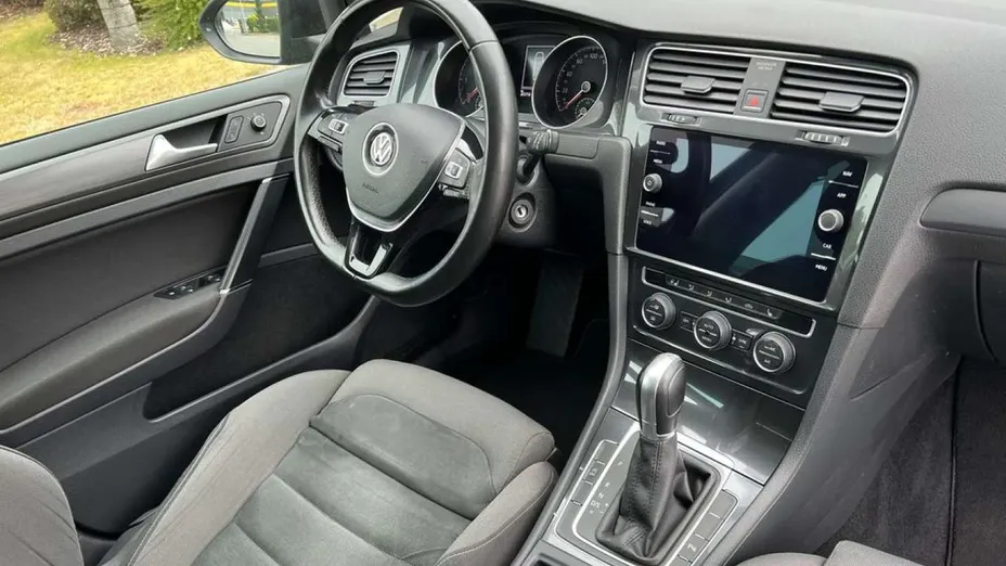 VOLKSWAGEN Golf -
