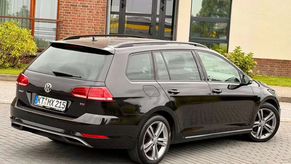 VOLKSWAGEN Golf -