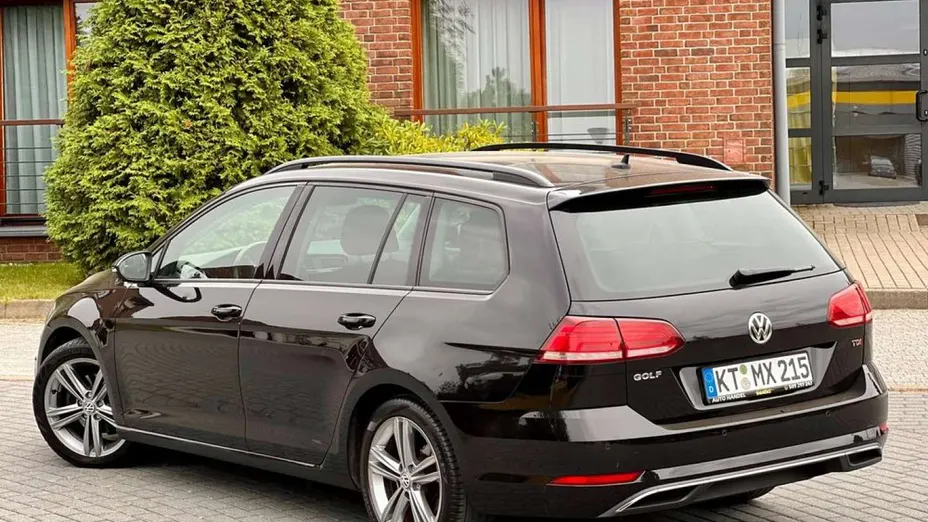 VOLKSWAGEN Golf -