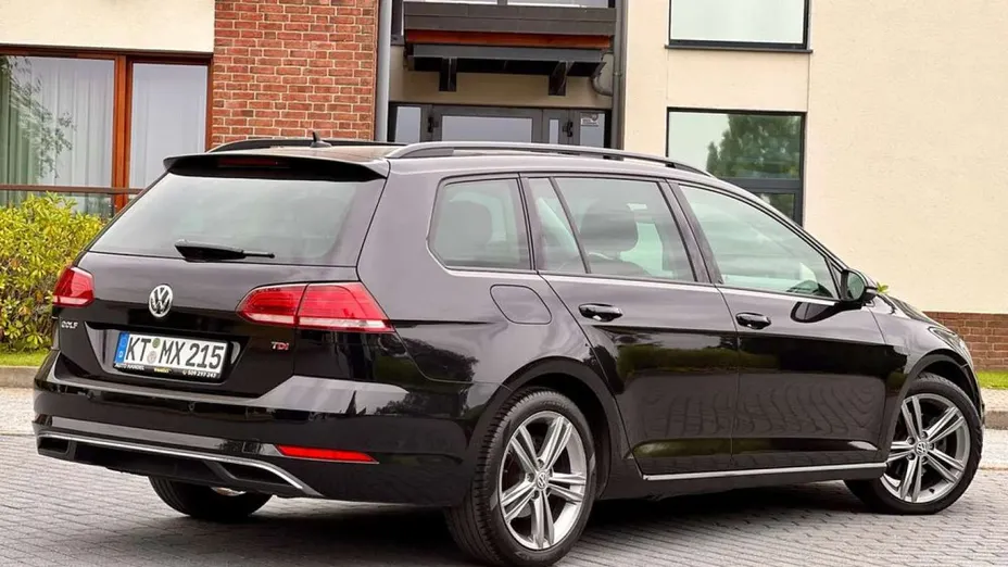 VOLKSWAGEN Golf -