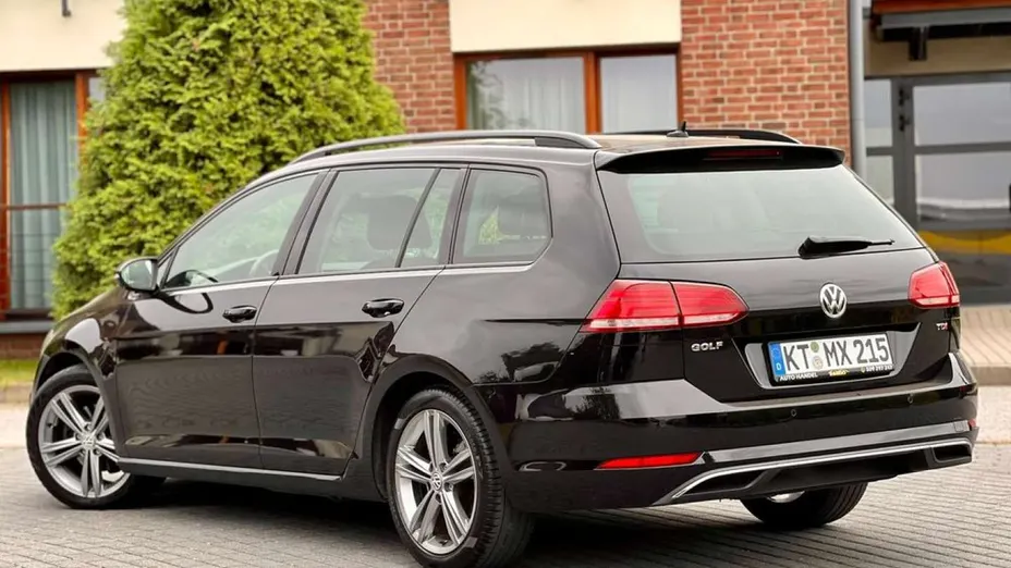 VOLKSWAGEN Golf -