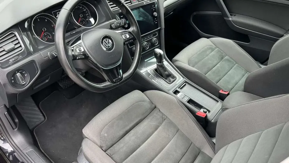VOLKSWAGEN Golf -