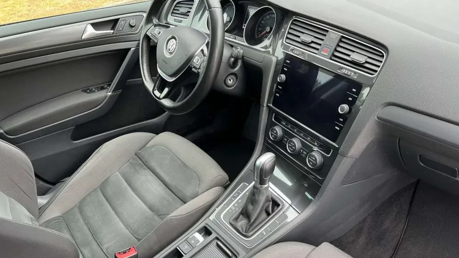 VOLKSWAGEN Golf -