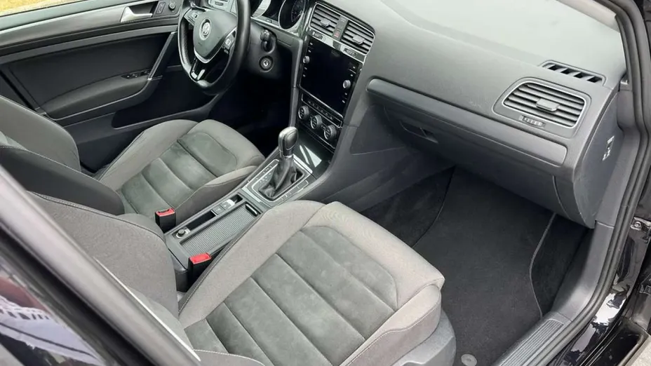 VOLKSWAGEN Golf -