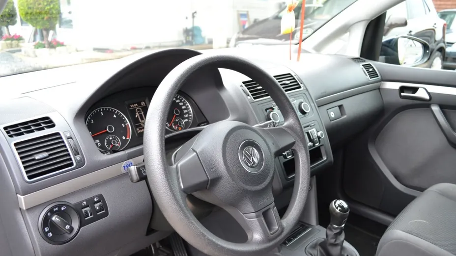VOLKSWAGEN Touran -