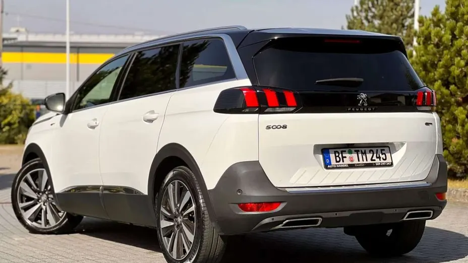 PEUGEOT 5008 -