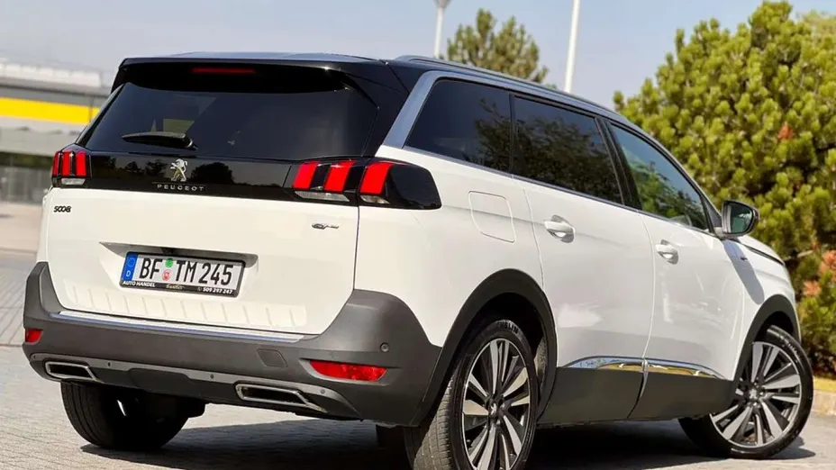 PEUGEOT 5008 -