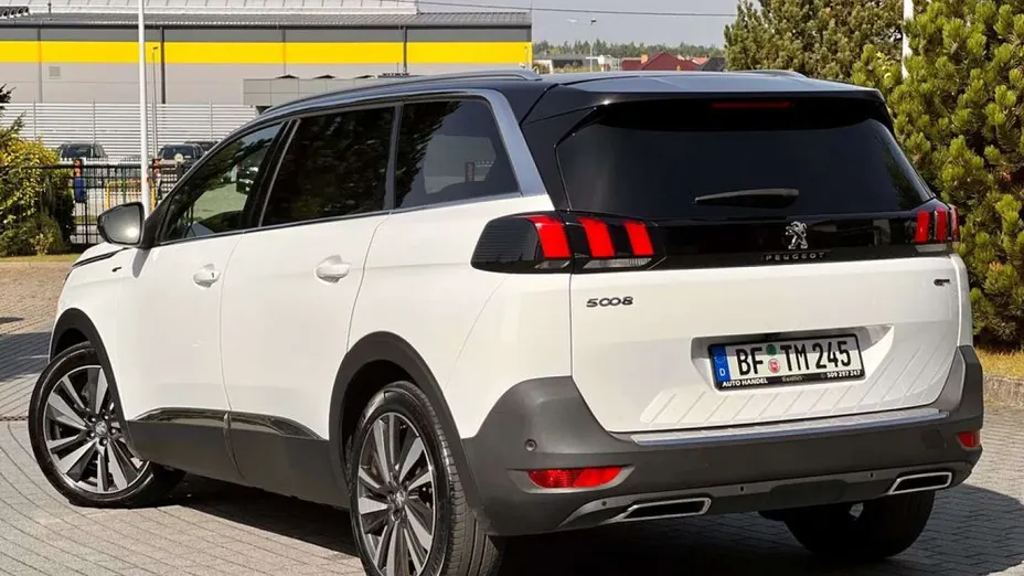 PEUGEOT 5008 -