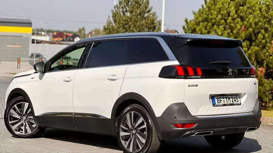 PEUGEOT 5008 -