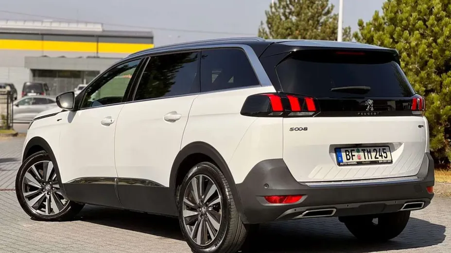 PEUGEOT 5008 -