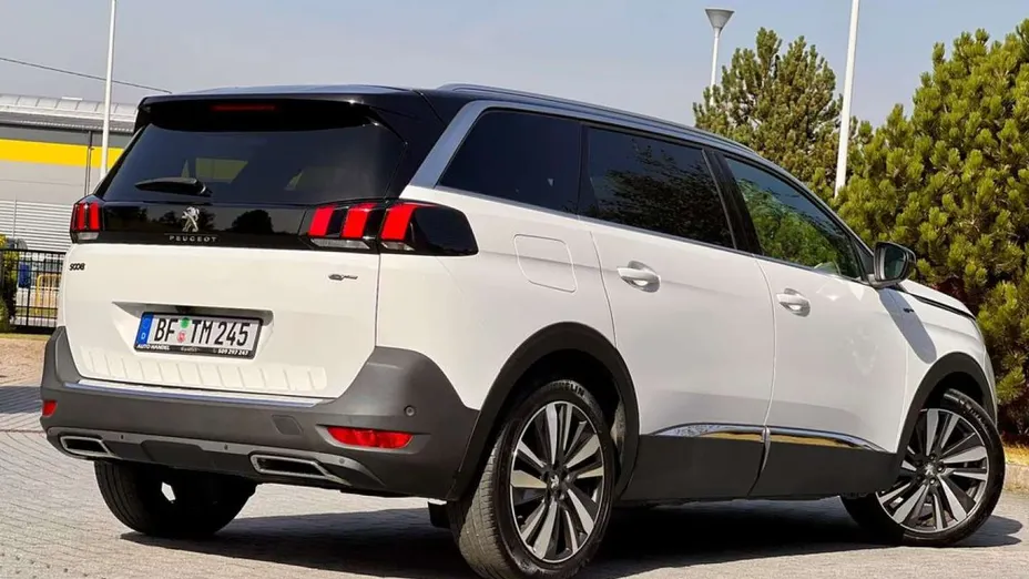 PEUGEOT 5008 -