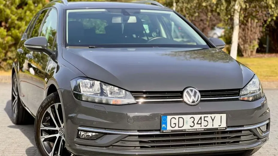VOLKSWAGEN Golf -