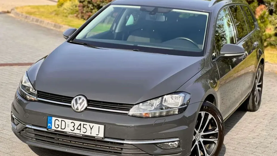 VOLKSWAGEN Golf -