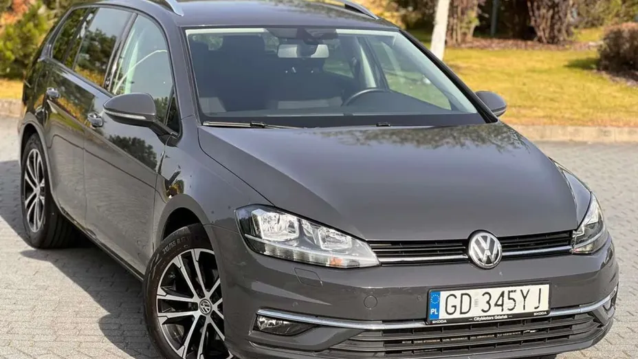 VOLKSWAGEN Golf -