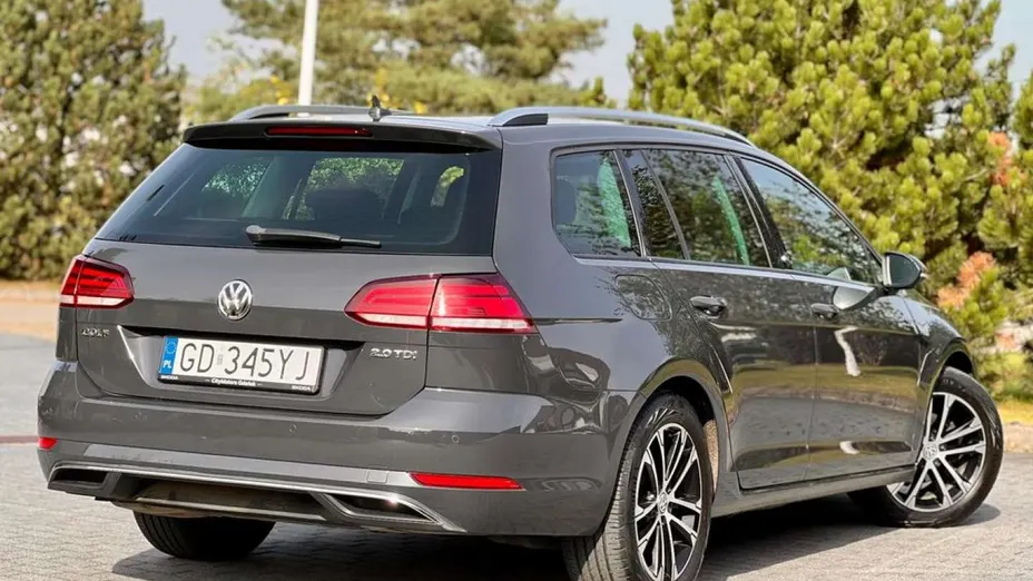 VOLKSWAGEN Golf -