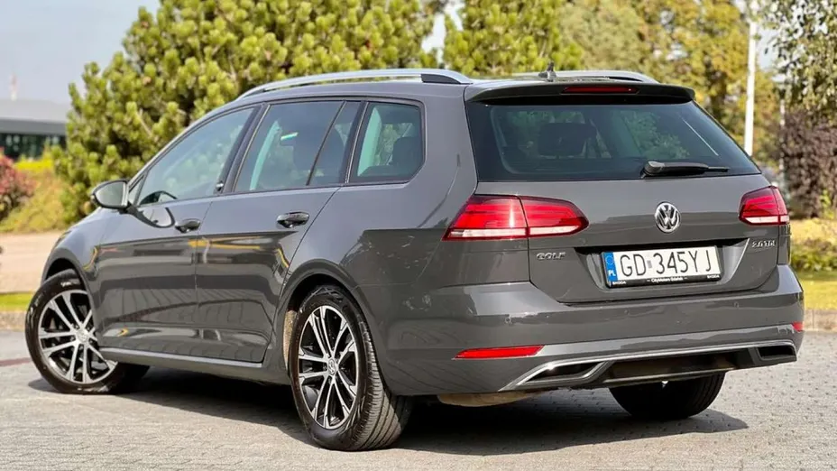 VOLKSWAGEN Golf -
