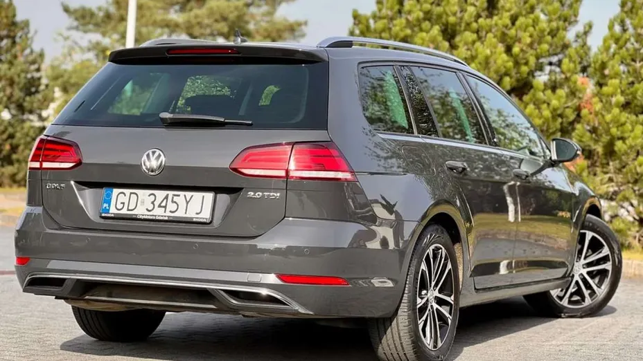VOLKSWAGEN Golf -