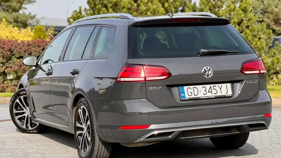 VOLKSWAGEN Golf -