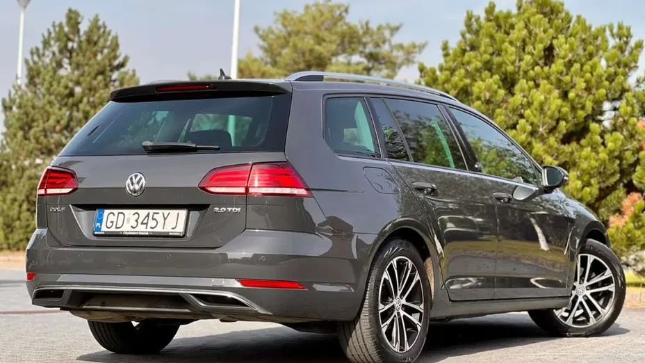 VOLKSWAGEN Golf -