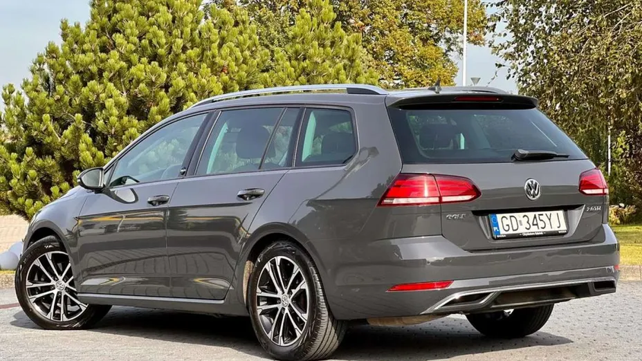 VOLKSWAGEN Golf -