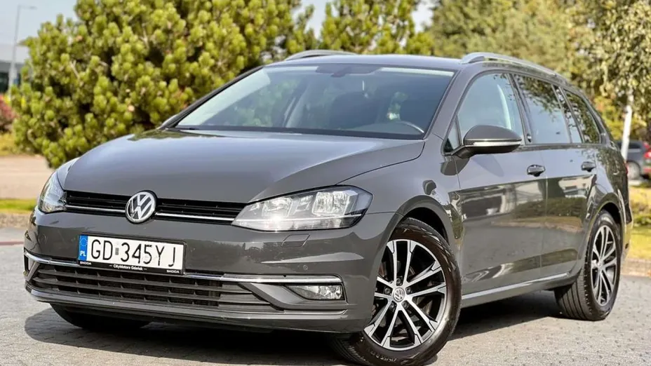 VOLKSWAGEN Golf -