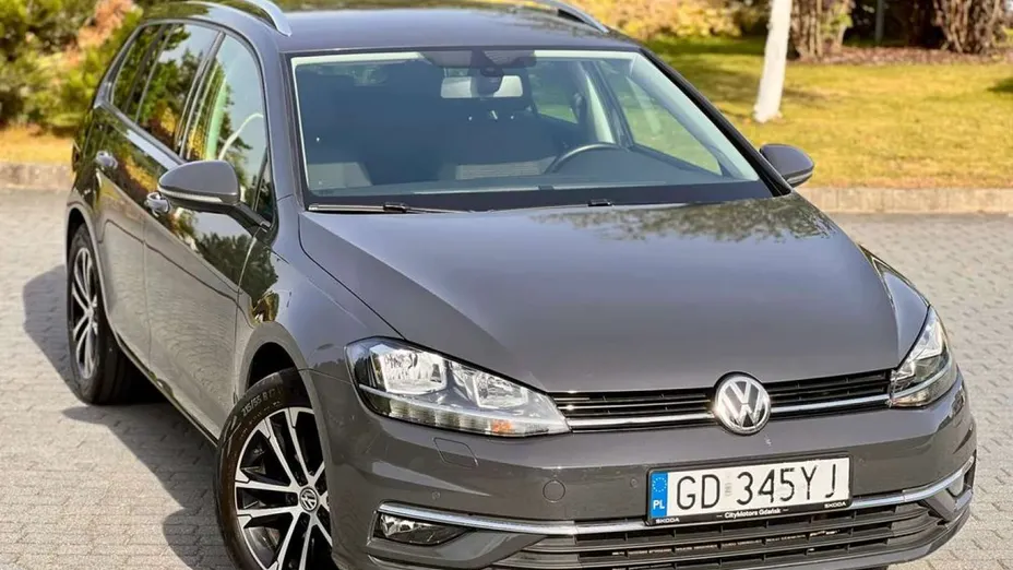 VOLKSWAGEN Golf -