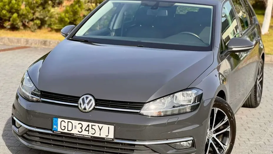 VOLKSWAGEN Golf -