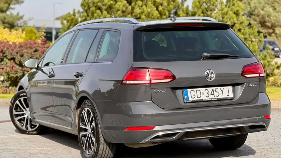 VOLKSWAGEN Golf -