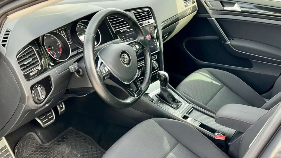 VOLKSWAGEN Golf -