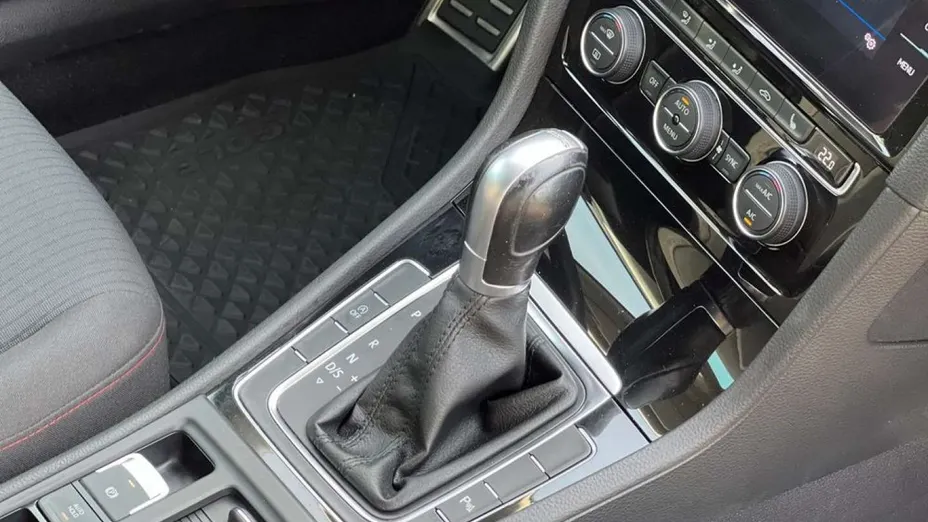 VOLKSWAGEN Golf -
