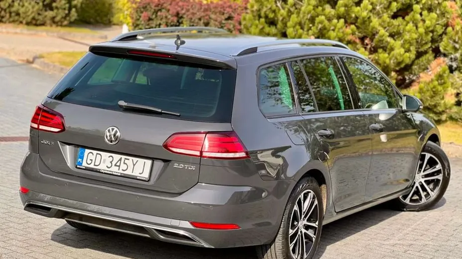 VOLKSWAGEN Golf -