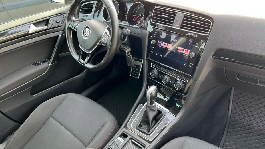VOLKSWAGEN Golf -