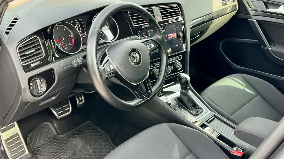VOLKSWAGEN Golf -