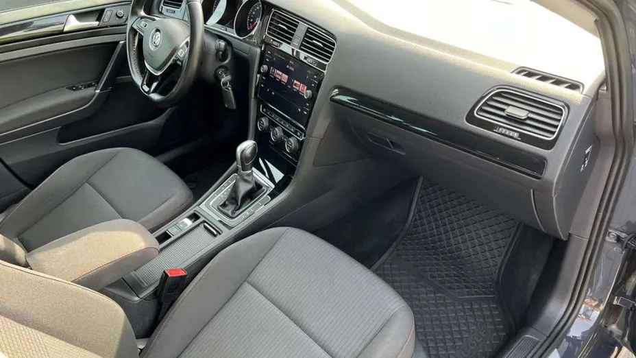 VOLKSWAGEN Golf -