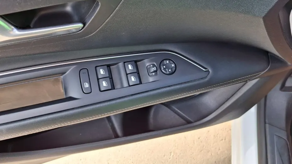 PEUGEOT 3008 -