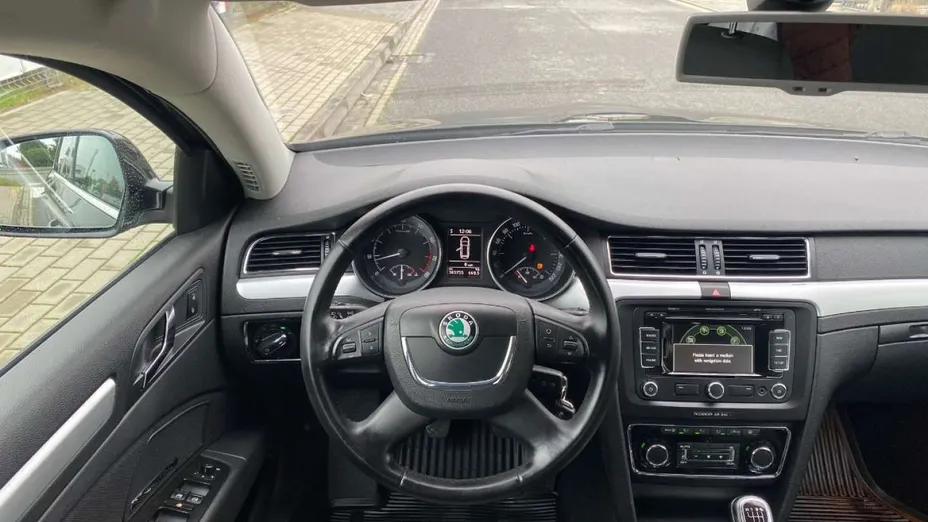 SKODA Superb -