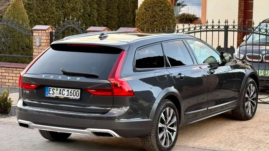 VOLVO V90 -