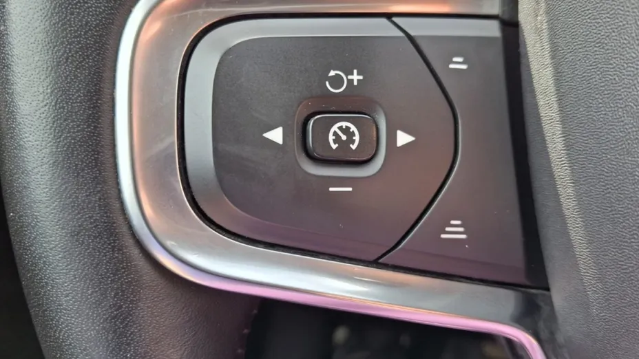 VOLVO XC40 -