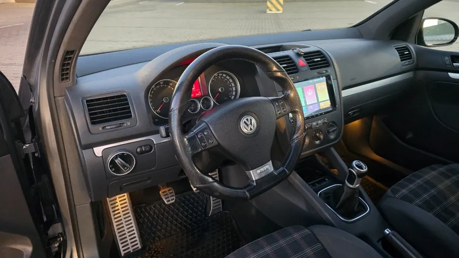 VOLKSWAGEN Golf -