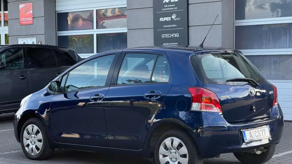 TOYOTA Yaris -