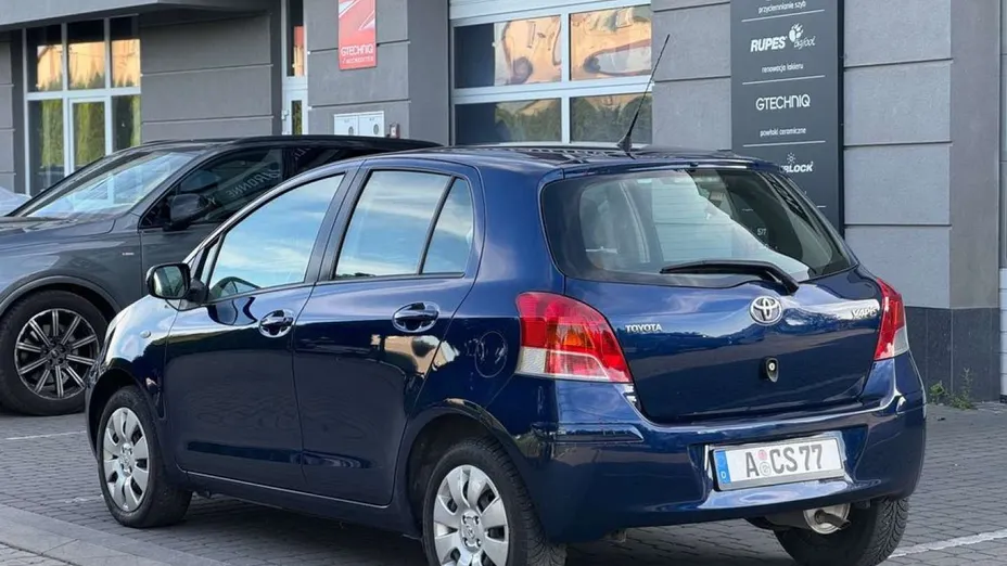 TOYOTA Yaris -